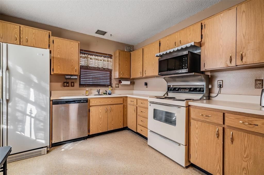 For Sale: $239,000 (2 beds, 2 baths, 1392 Square Feet)