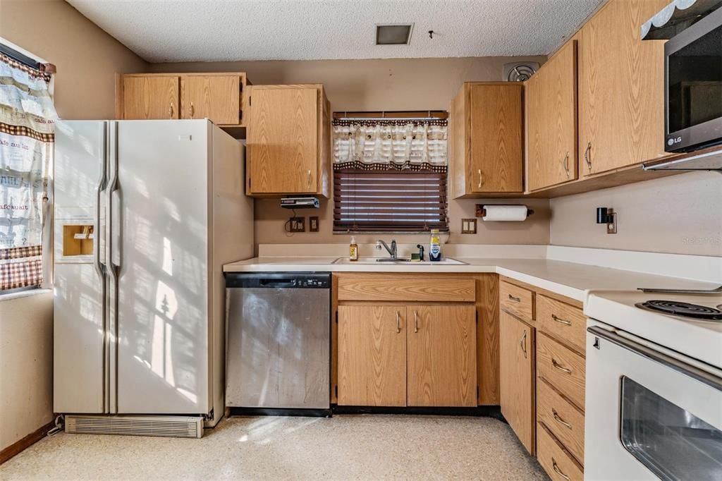 For Sale: $239,000 (2 beds, 2 baths, 1392 Square Feet)