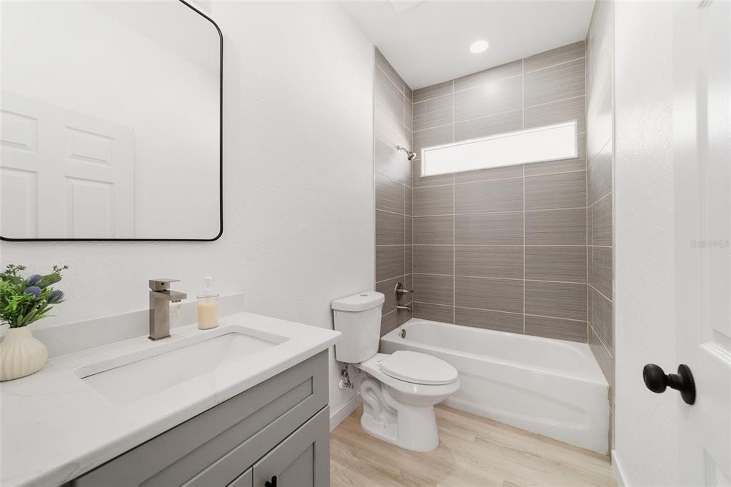 На продажу: $235,000 (2 спален, 2 ванн, 1226 Квадратных фут)