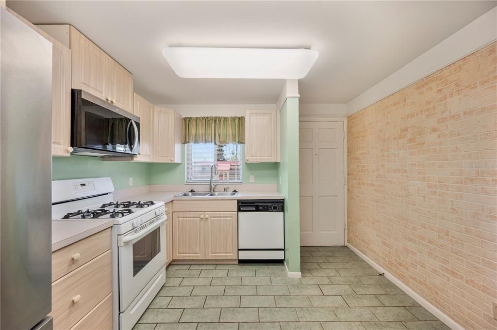 На продажу: $75,000 (2 спален, 2 ванн, 1366 Квадратных фут)