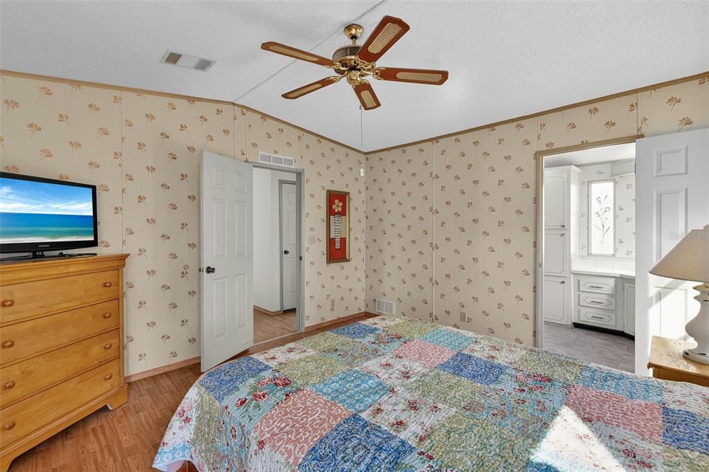 For Sale: $119,000 (2 beds, 2 baths, 1292 Square Feet)