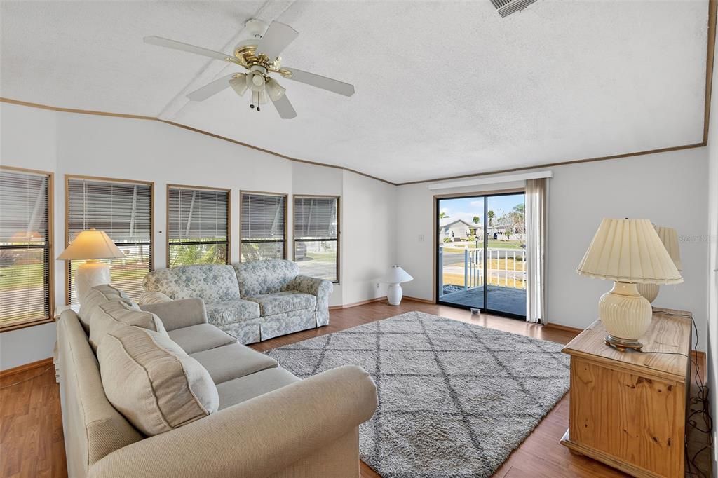 For Sale: $119,000 (2 beds, 2 baths, 1292 Square Feet)