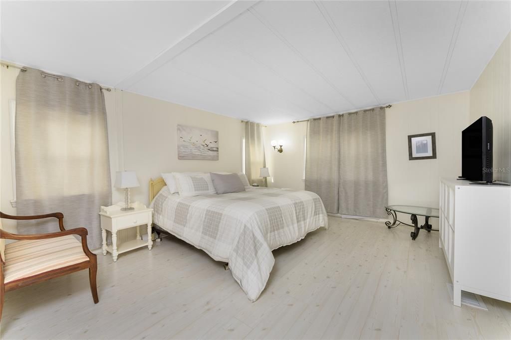 For Sale: $159,900 (2 beds, 2 baths, 1152 Square Feet)