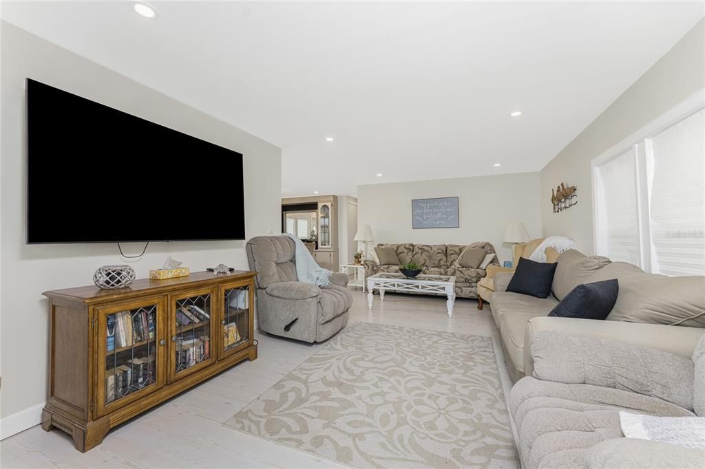 For Sale: $159,900 (2 beds, 2 baths, 1152 Square Feet)