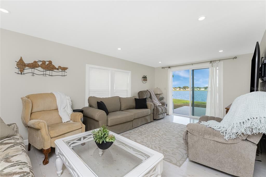 For Sale: $159,900 (2 beds, 2 baths, 1152 Square Feet)