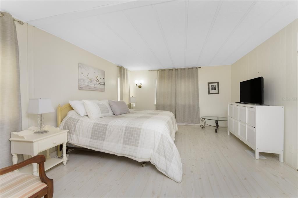 For Sale: $159,900 (2 beds, 2 baths, 1152 Square Feet)