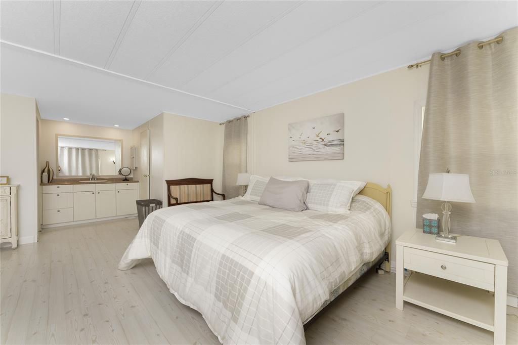 For Sale: $159,900 (2 beds, 2 baths, 1152 Square Feet)