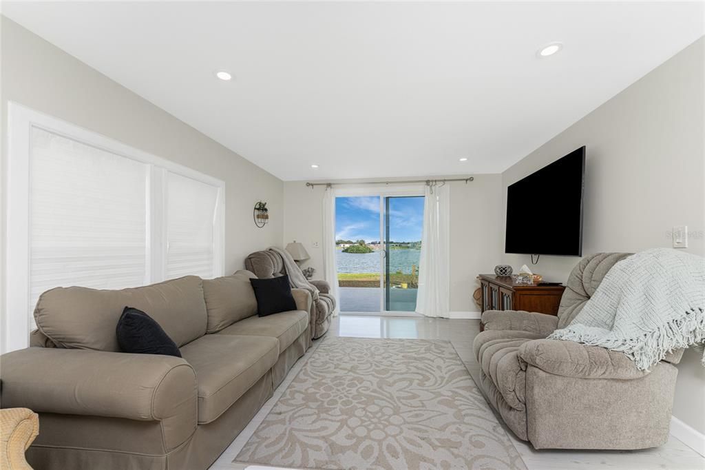 For Sale: $159,900 (2 beds, 2 baths, 1152 Square Feet)