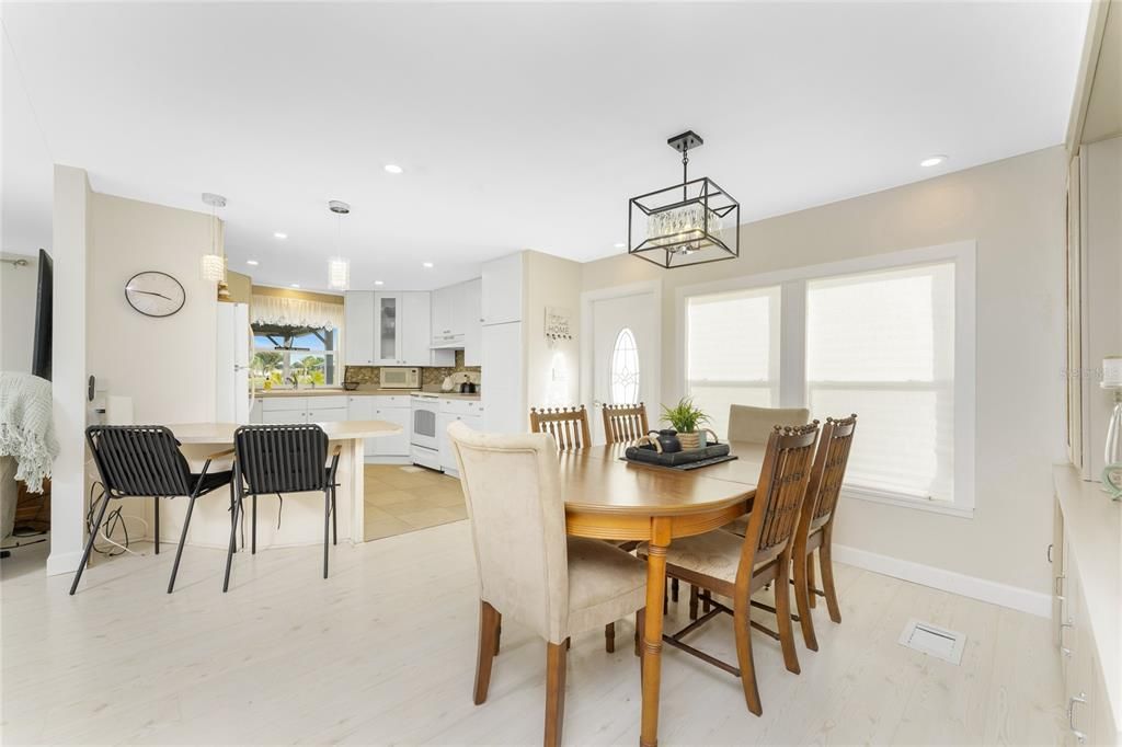 For Sale: $159,900 (2 beds, 2 baths, 1152 Square Feet)