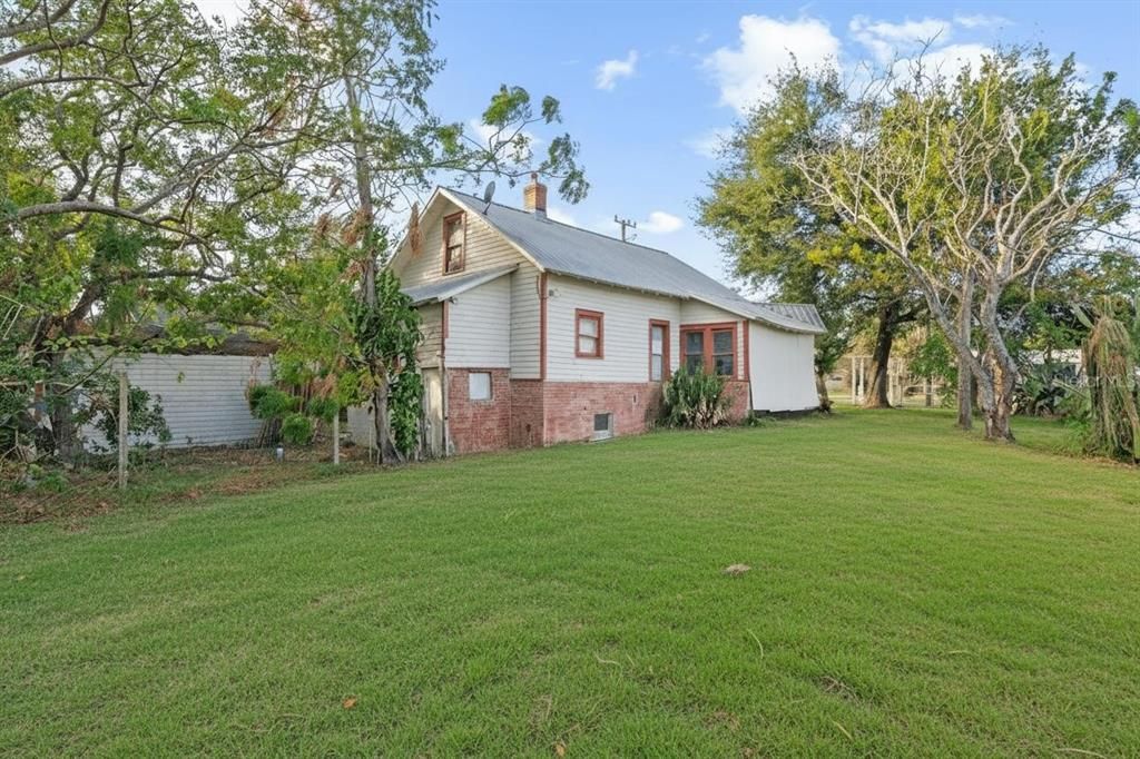 For Sale: $275,000 (3 beds, 2 baths, 945 Square Feet)