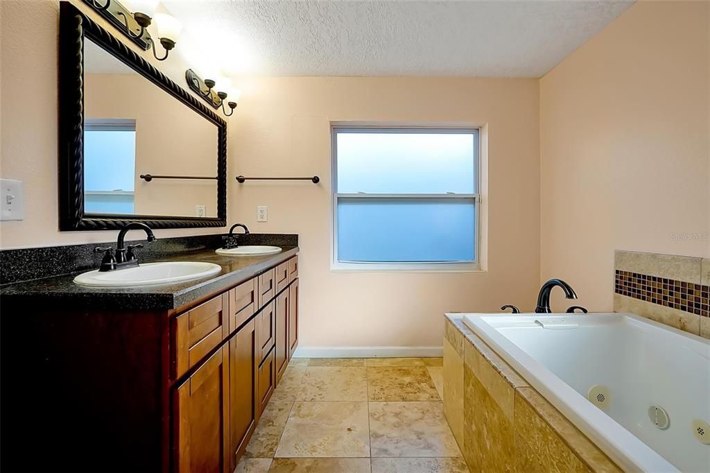 For Sale: $539,900 (3 beds, 2 baths, 1427 Square Feet)