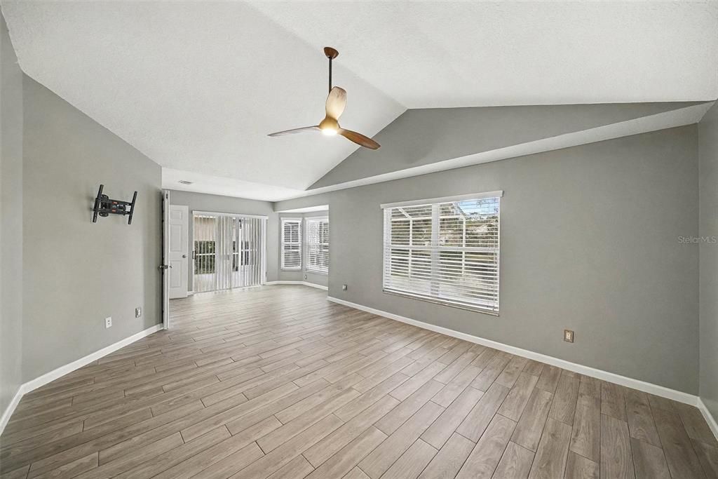 For Sale: $580,000 (4 beds, 2 baths, 2492 Square Feet)