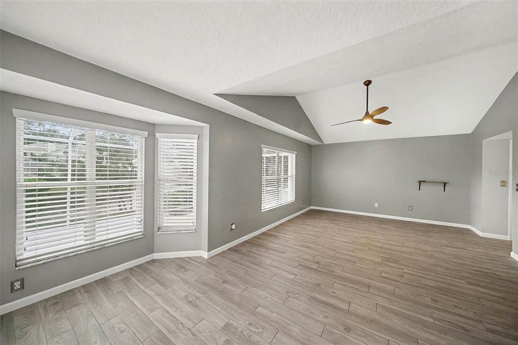 For Sale: $580,000 (4 beds, 2 baths, 2492 Square Feet)