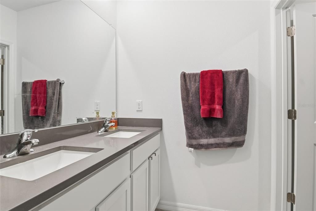 待售: $410,000 (5 贝兹, 3 浴室, 2674 平方英尺)