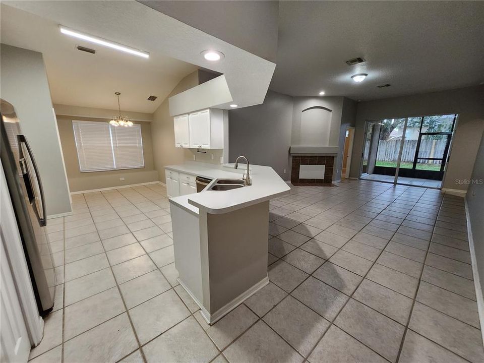 出租: $2,400 (4 贝兹, 2 浴室, 2080 平方英尺)