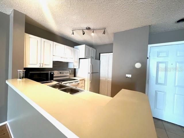 For Rent: $1,700 (2 beds, 2 baths, 995 Square Feet)