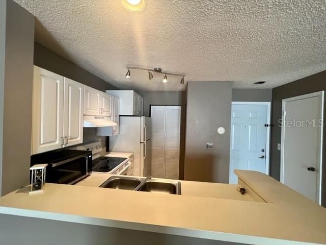 For Rent: $1,700 (2 beds, 2 baths, 995 Square Feet)