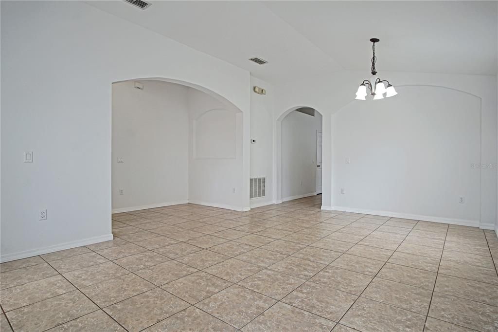 出租: $2,095 (4 贝兹, 3 浴室, 1998 平方英尺)