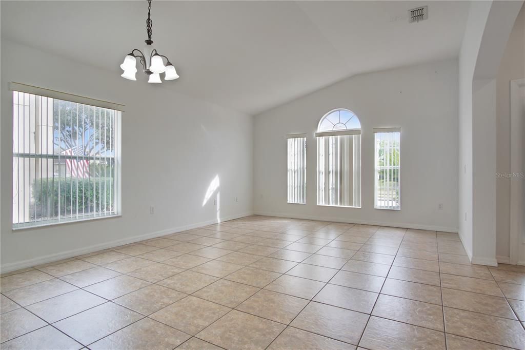 出租: $2,095 (4 贝兹, 3 浴室, 1998 平方英尺)