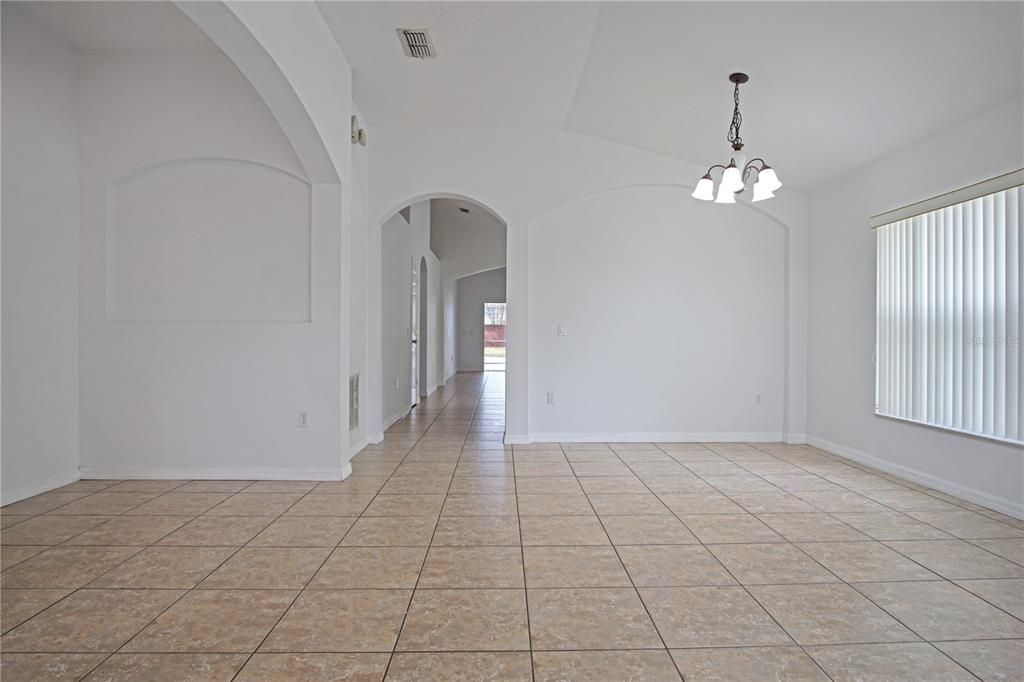 出租: $2,095 (4 贝兹, 3 浴室, 1998 平方英尺)