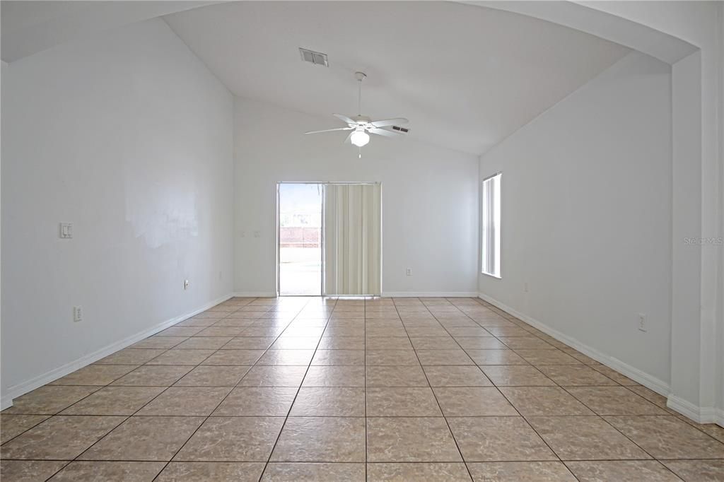 出租: $2,095 (4 贝兹, 3 浴室, 1998 平方英尺)