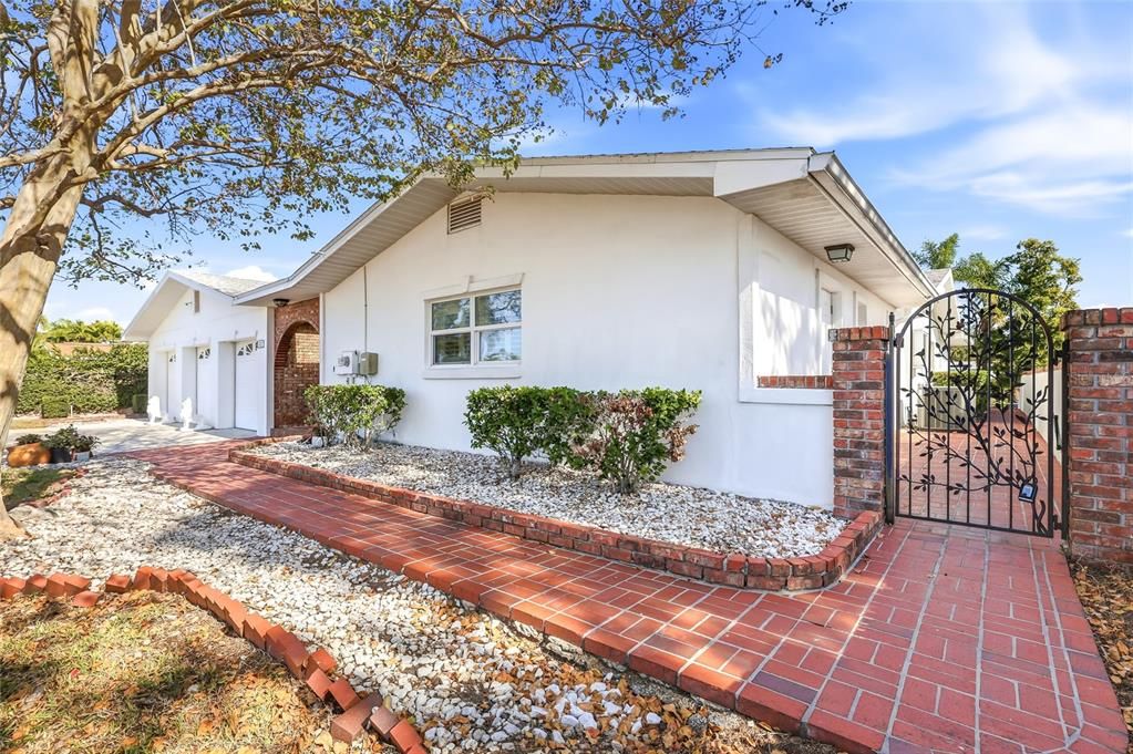 For Sale: $1,000,000 (3 beds, 2 baths, 2901 Square Feet)