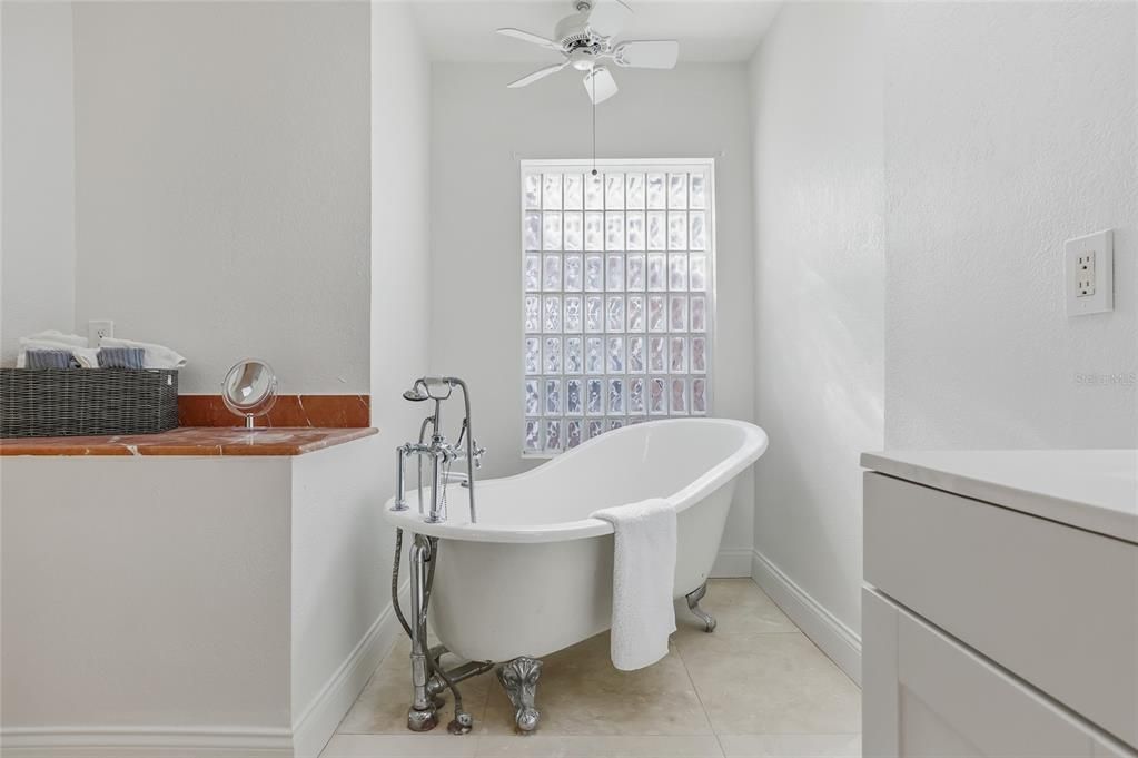 For Sale: $1,000,000 (3 beds, 2 baths, 2901 Square Feet)