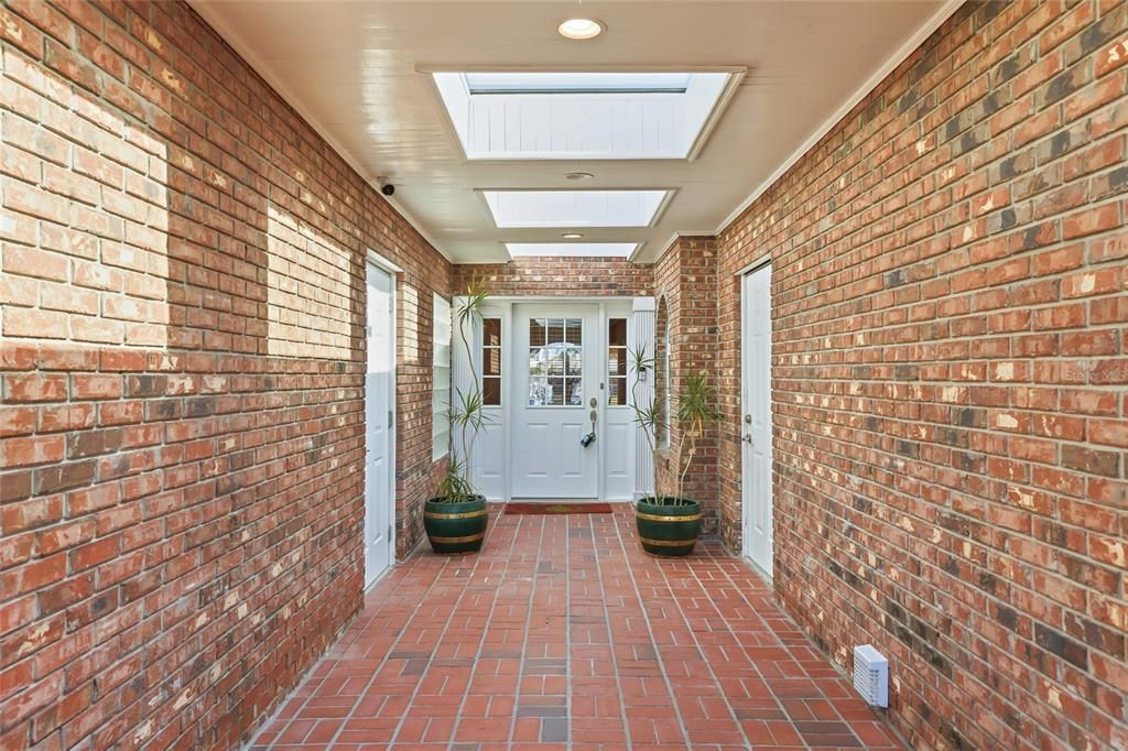 For Sale: $1,000,000 (3 beds, 2 baths, 2901 Square Feet)