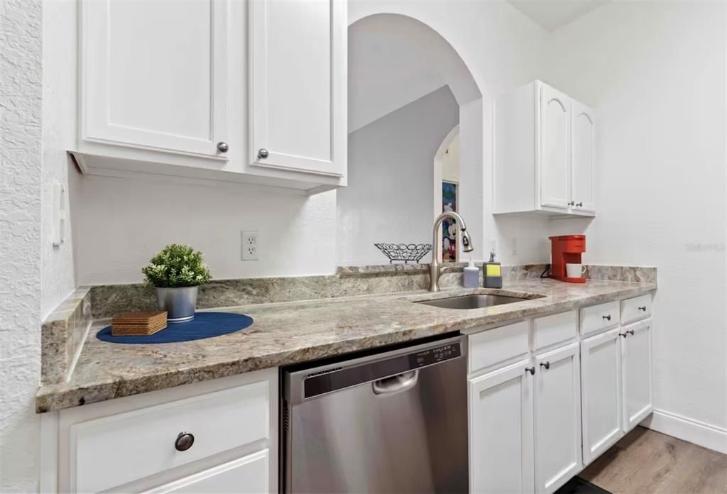 For Sale: $279,000 (2 beds, 2 baths, 1081 Square Feet)