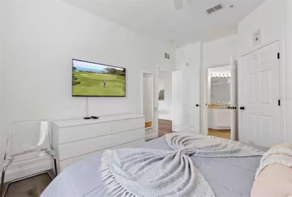 For Sale: $279,000 (2 beds, 2 baths, 1081 Square Feet)