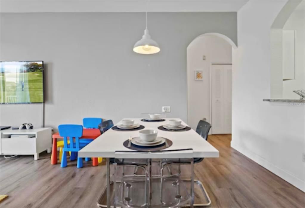 For Sale: $279,000 (2 beds, 2 baths, 1081 Square Feet)