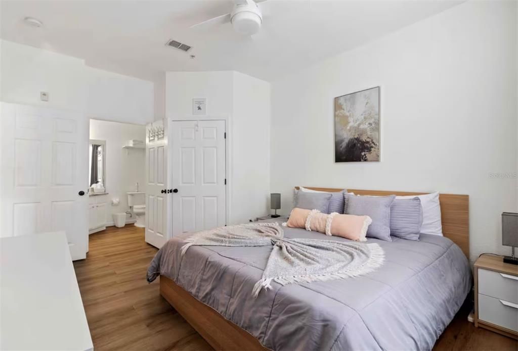 For Sale: $279,000 (2 beds, 2 baths, 1081 Square Feet)