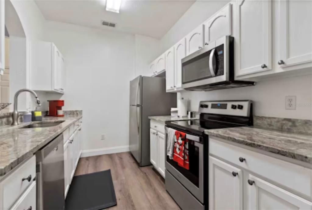 For Sale: $279,000 (2 beds, 2 baths, 1081 Square Feet)