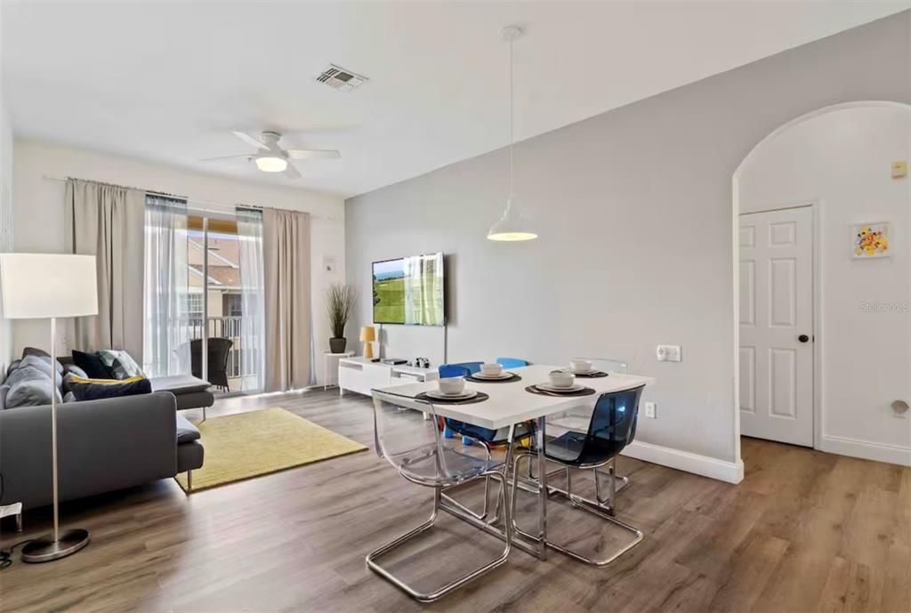 For Sale: $279,000 (2 beds, 2 baths, 1081 Square Feet)