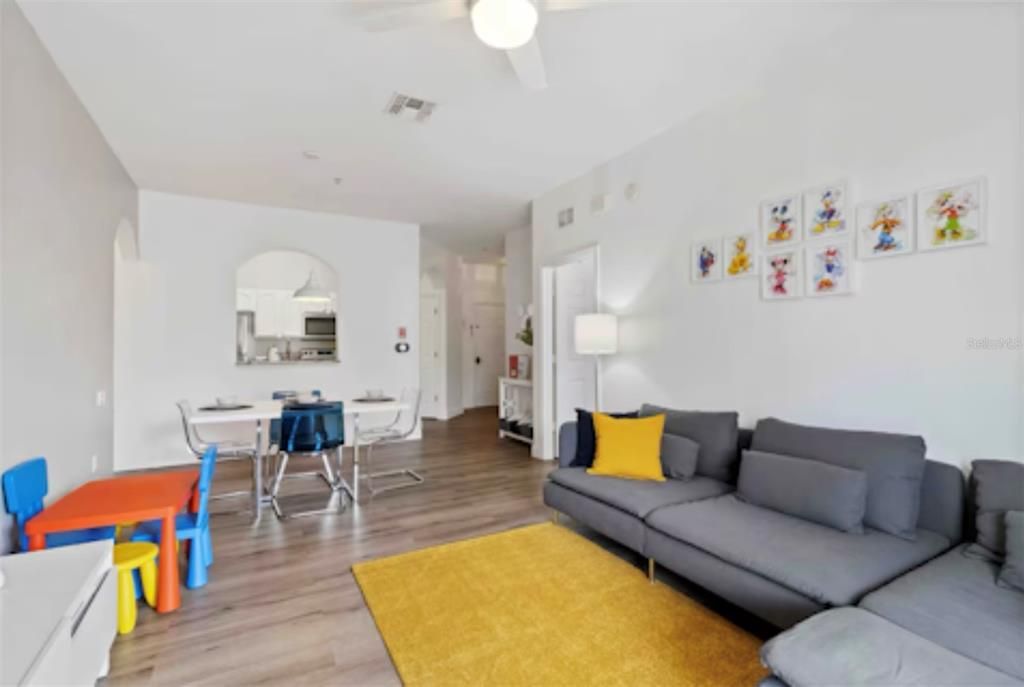 For Sale: $279,000 (2 beds, 2 baths, 1081 Square Feet)