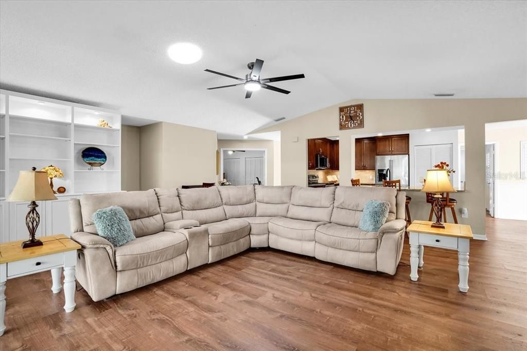 待售: $437,000 (3 贝兹, 2 浴室, 2167 平方英尺)