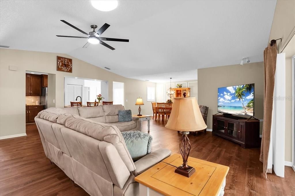 待售: $437,000 (3 贝兹, 2 浴室, 2167 平方英尺)