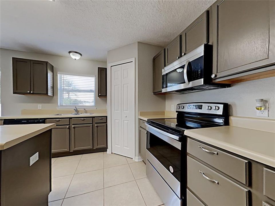 For Sale: $425,000 (3 beds, 2 baths, 2354 Square Feet)