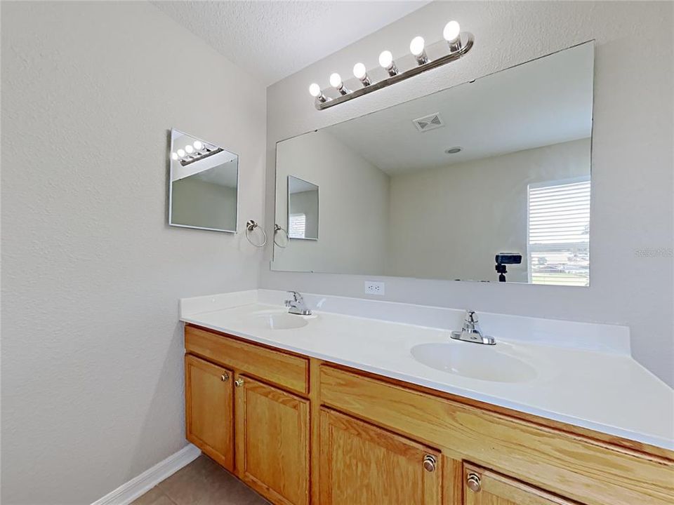 For Sale: $425,000 (3 beds, 2 baths, 2354 Square Feet)