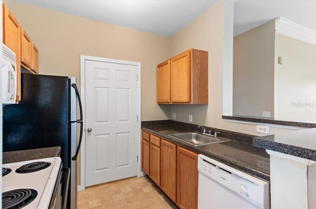 For Sale: $195,000 (2 beds, 1 baths, 1008 Square Feet)