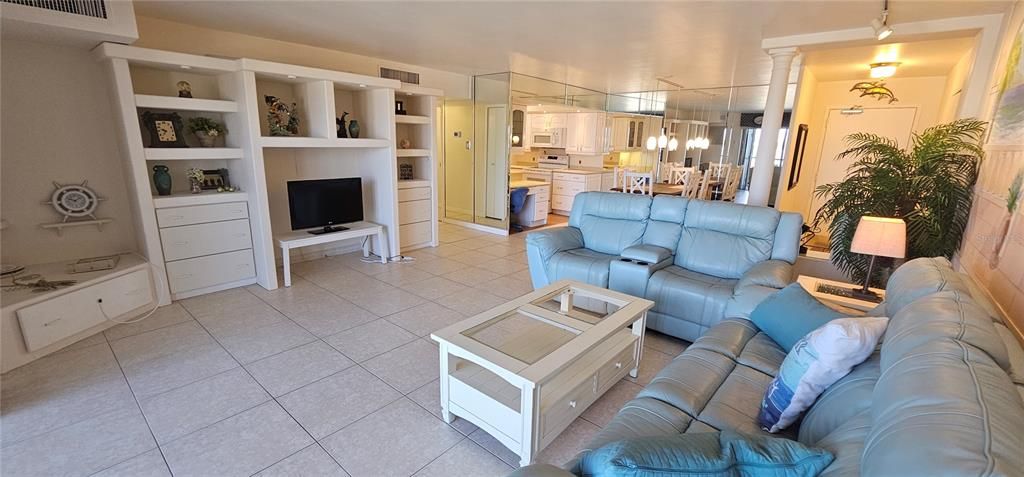 For Rent: $2,300 (1 beds, 1 baths, 1025 Square Feet)