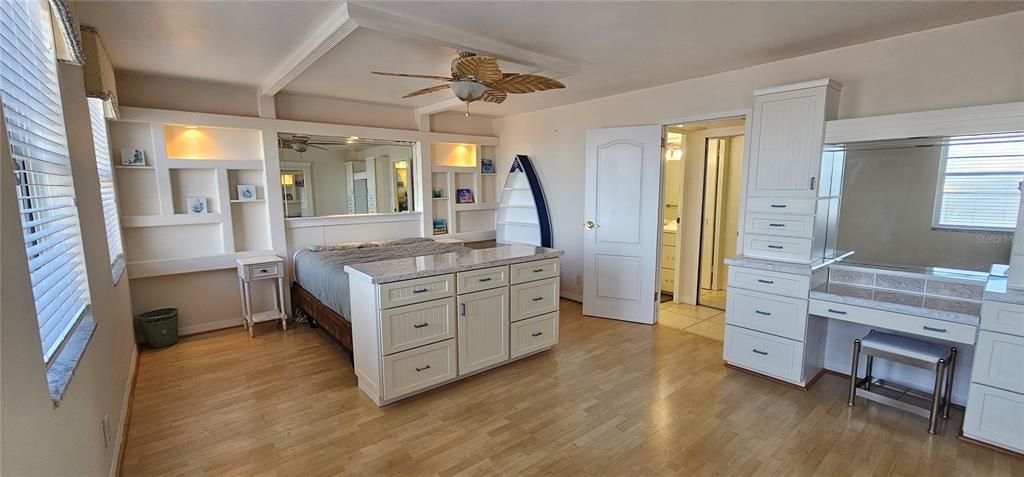 For Rent: $2,300 (1 beds, 1 baths, 1025 Square Feet)