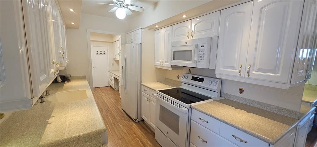 For Rent: $2,300 (1 beds, 1 baths, 1025 Square Feet)