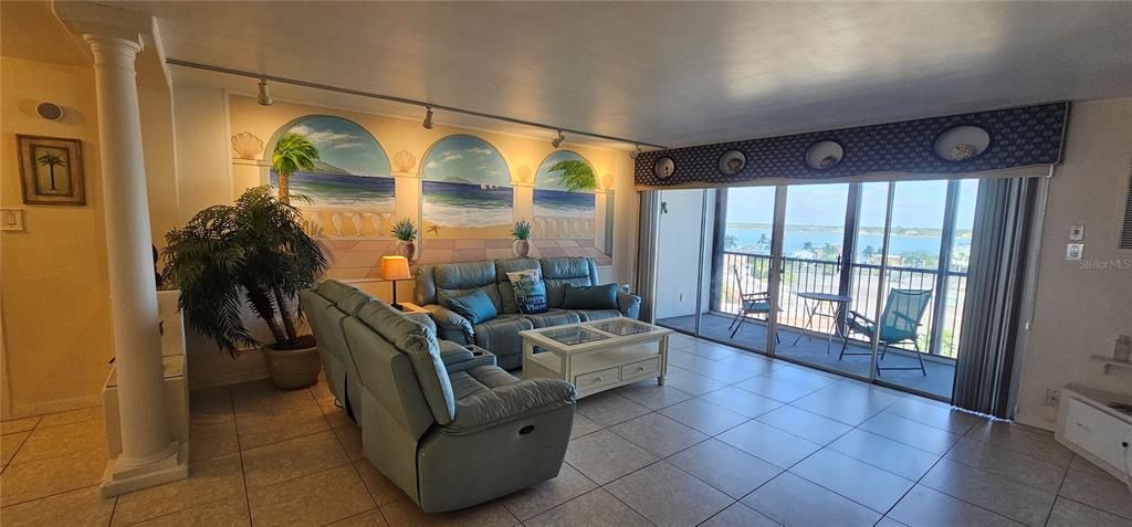 For Rent: $2,300 (1 beds, 1 baths, 1025 Square Feet)