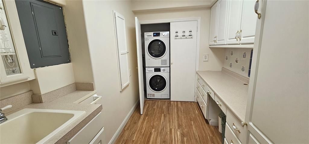 For Rent: $2,300 (1 beds, 1 baths, 1025 Square Feet)