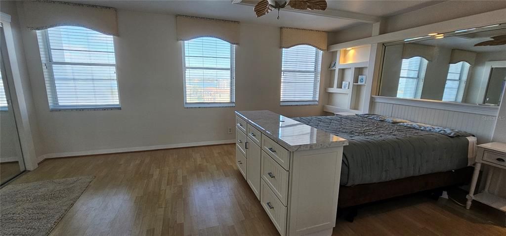 For Rent: $2,300 (1 beds, 1 baths, 1025 Square Feet)