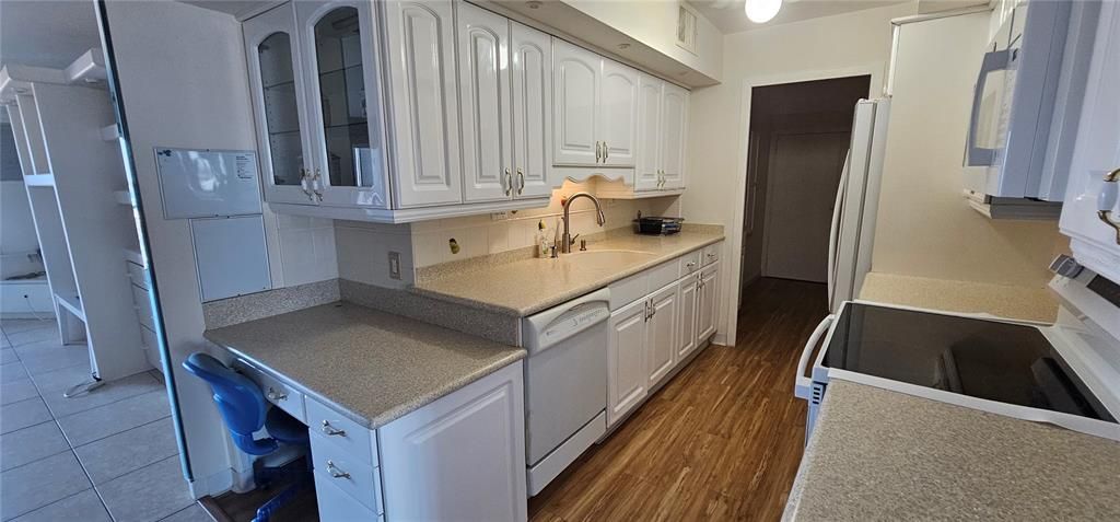 For Rent: $2,300 (1 beds, 1 baths, 1025 Square Feet)