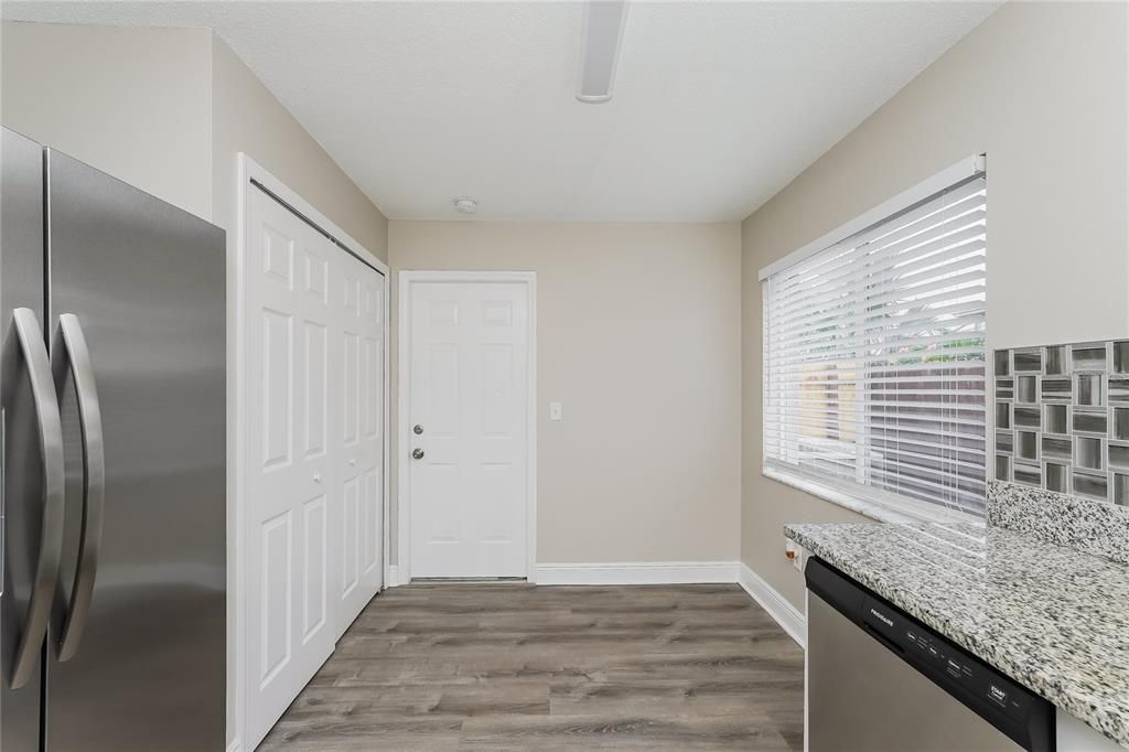 待售: $375,000 (4 贝兹, 2 浴室, 1444 平方英尺)