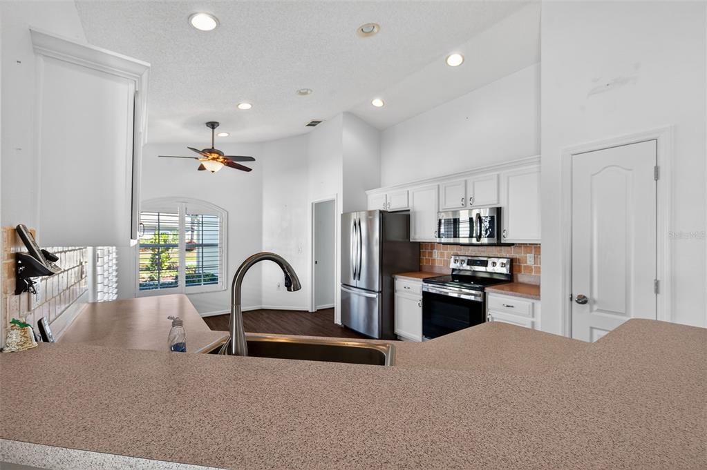 For Sale: $325,000 (2 beds, 2 baths, 1280 Square Feet)