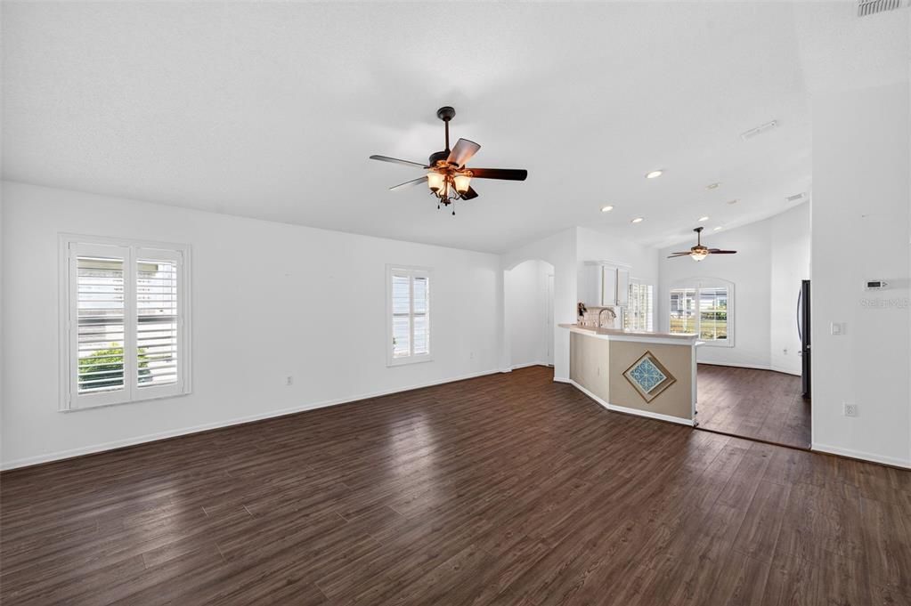 For Sale: $325,000 (2 beds, 2 baths, 1280 Square Feet)